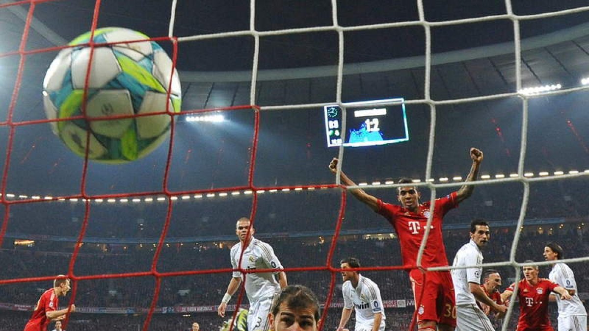 El portero del Real Madrid Iker Casillas observa como el balón se cuela en su red después del disparo de Franck Ribery, que supuso el primer gol bávaro.