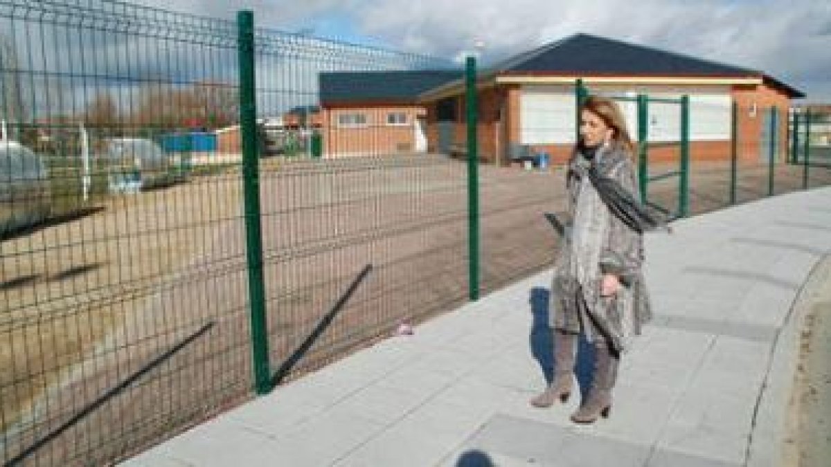 La alcaldesa, Mª Eugenia Gancedo, supervisa las obras del área deportiva de San Andrés.