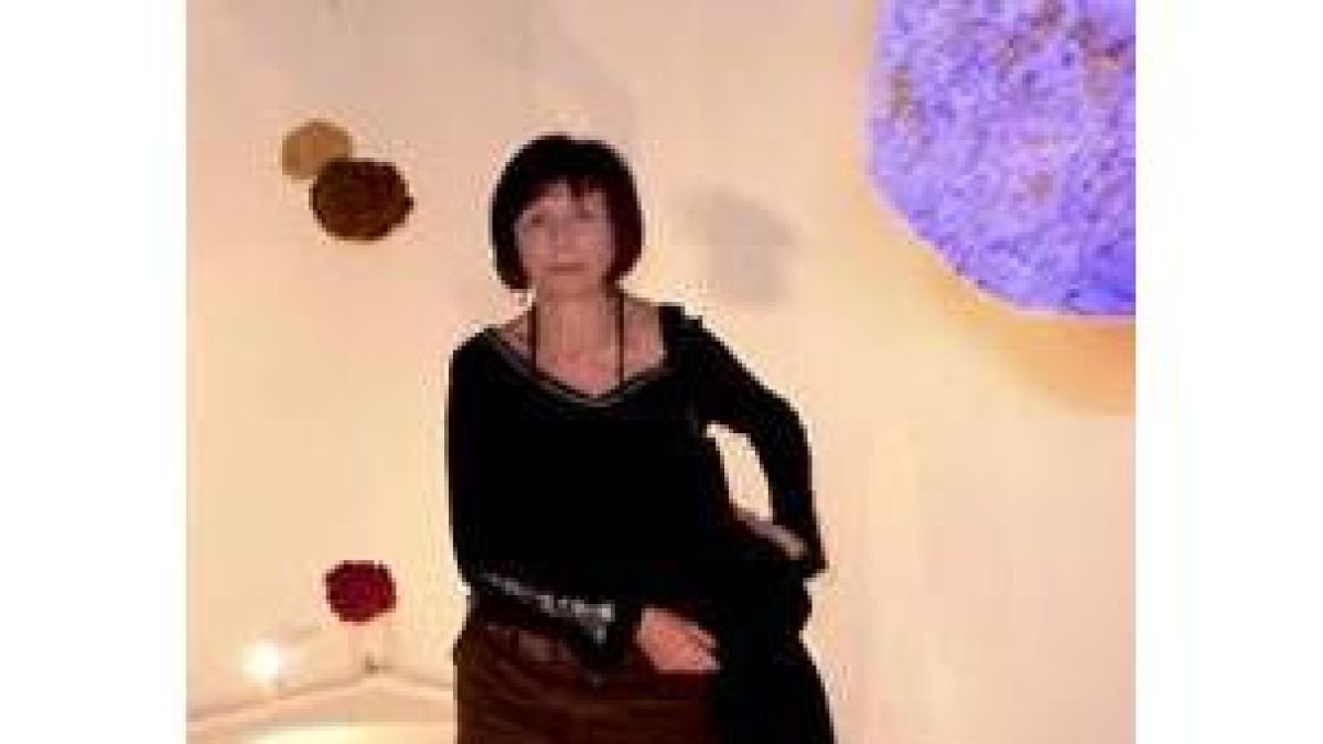 Patricia Azcárate ante una de sus obras