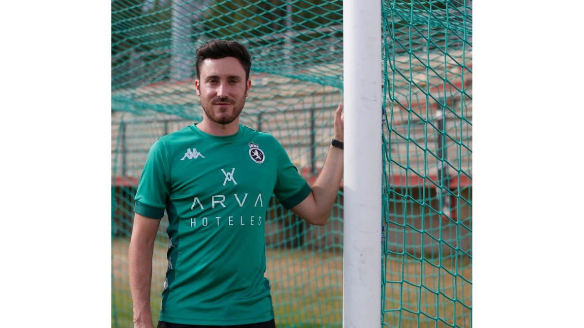 Israel Martínez se muestra ilusionado con su nueva plantilla para afrontar la temporada. FERNANDO OTERO