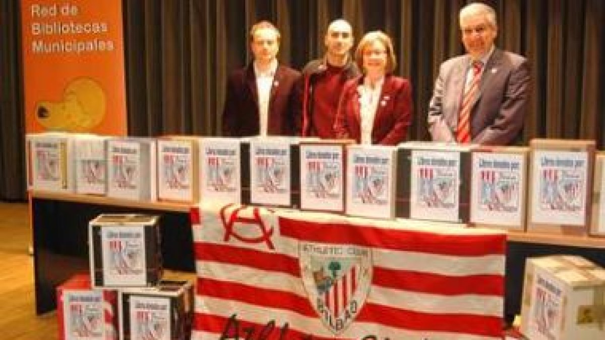 La Peña Athletic «Catedral de León», en la entrega de los libros.