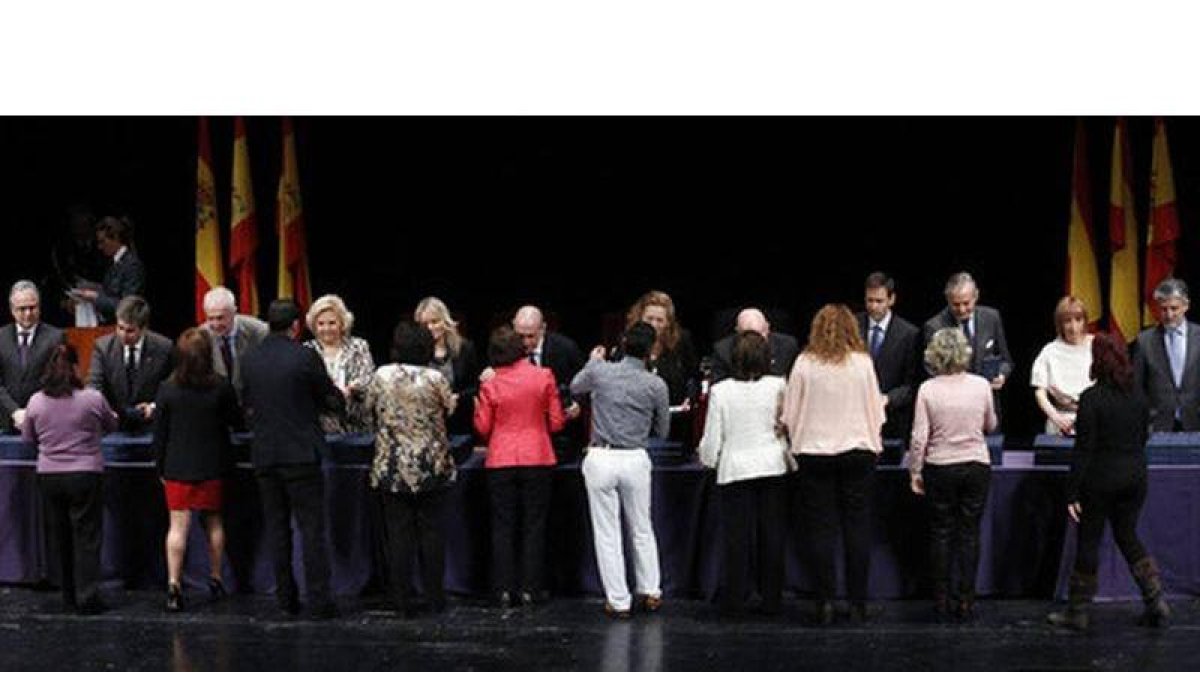 El ministro del Interior, Jorge Fernández Díaz, altos cargos de Defensa y responsables de las asociaciones de víctimas entregan condecoraciones a 350 damnificados, este lunes.