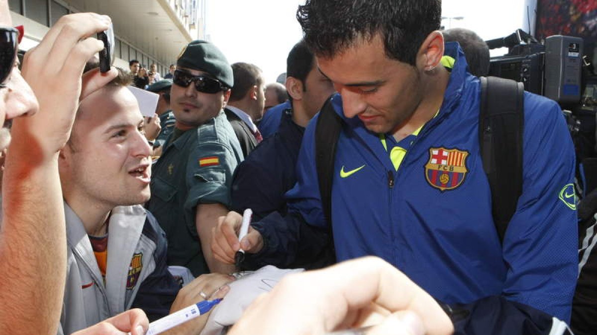 Sergio Busquets fue una de las atracciones para la afición leonesa cuando la expedición del FC Barcelona llegó a La Virgen del Camino el 28 de octubre de 2009. RAMIRO