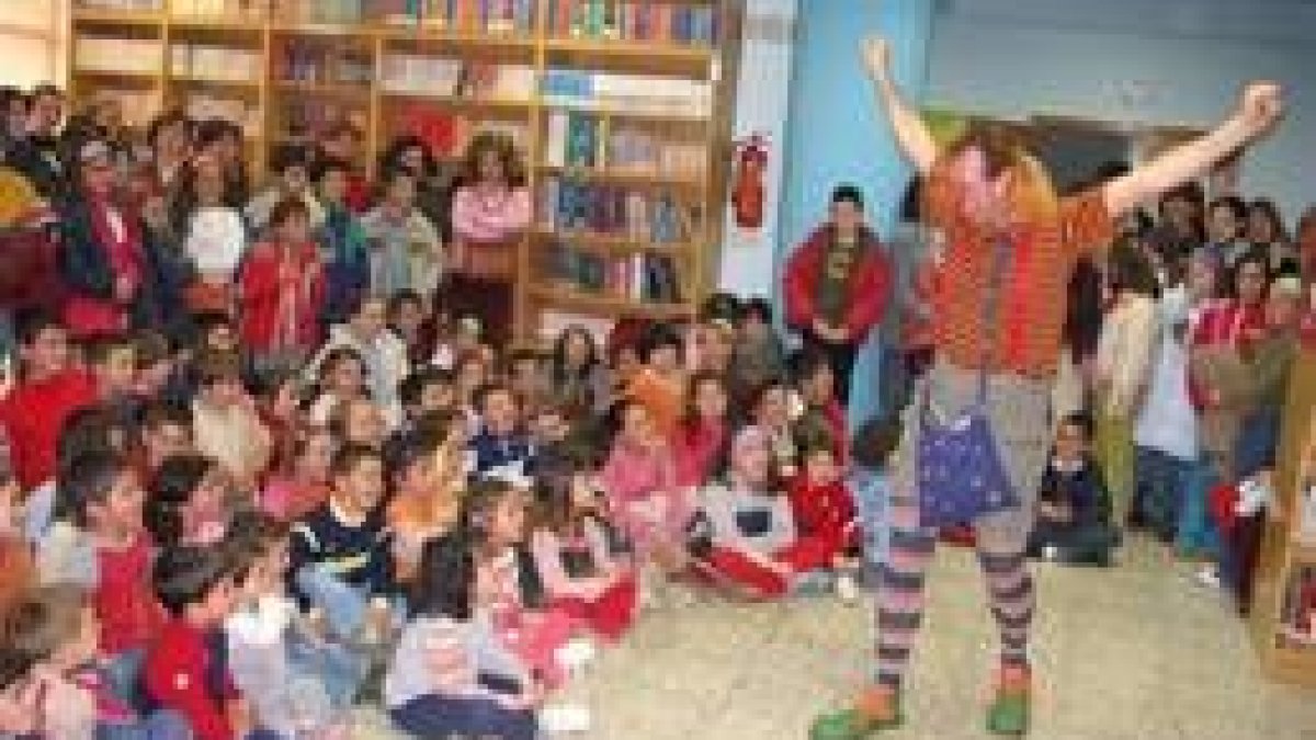 Momento del cuentacuentos a cargo del grupo Hoja de Roble