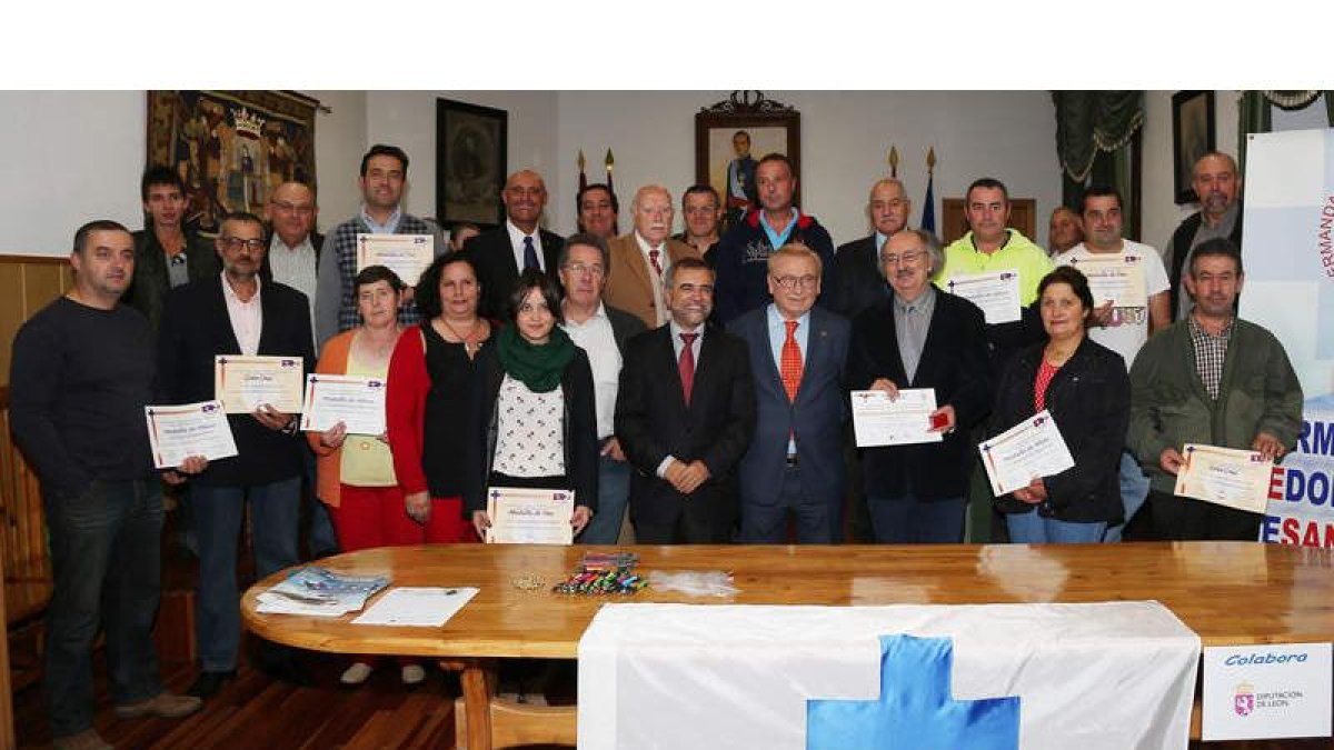 Colinas, con otros donantes distinguidos por su solidaridad, los responsables de la hermandad y las autoridades locales.