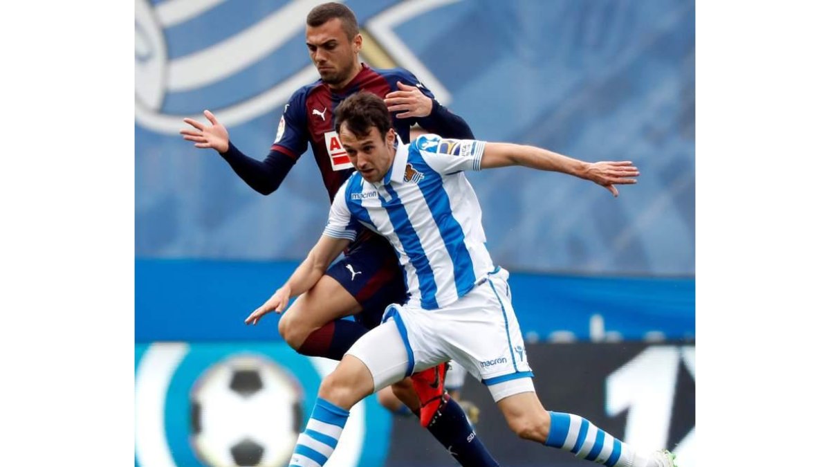 Rubén Pardo disputa un balón con Joan Jordán. JAVIER ETXEZARRETA