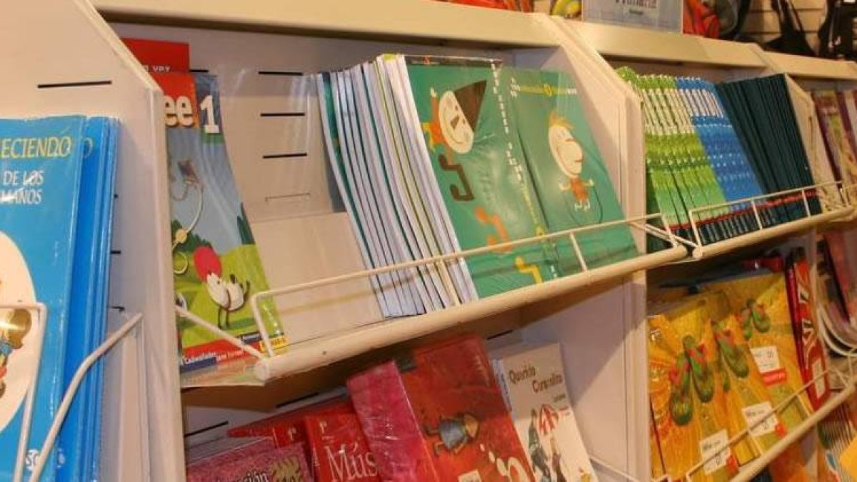Libros de texto en un lineal de un centro comercial.