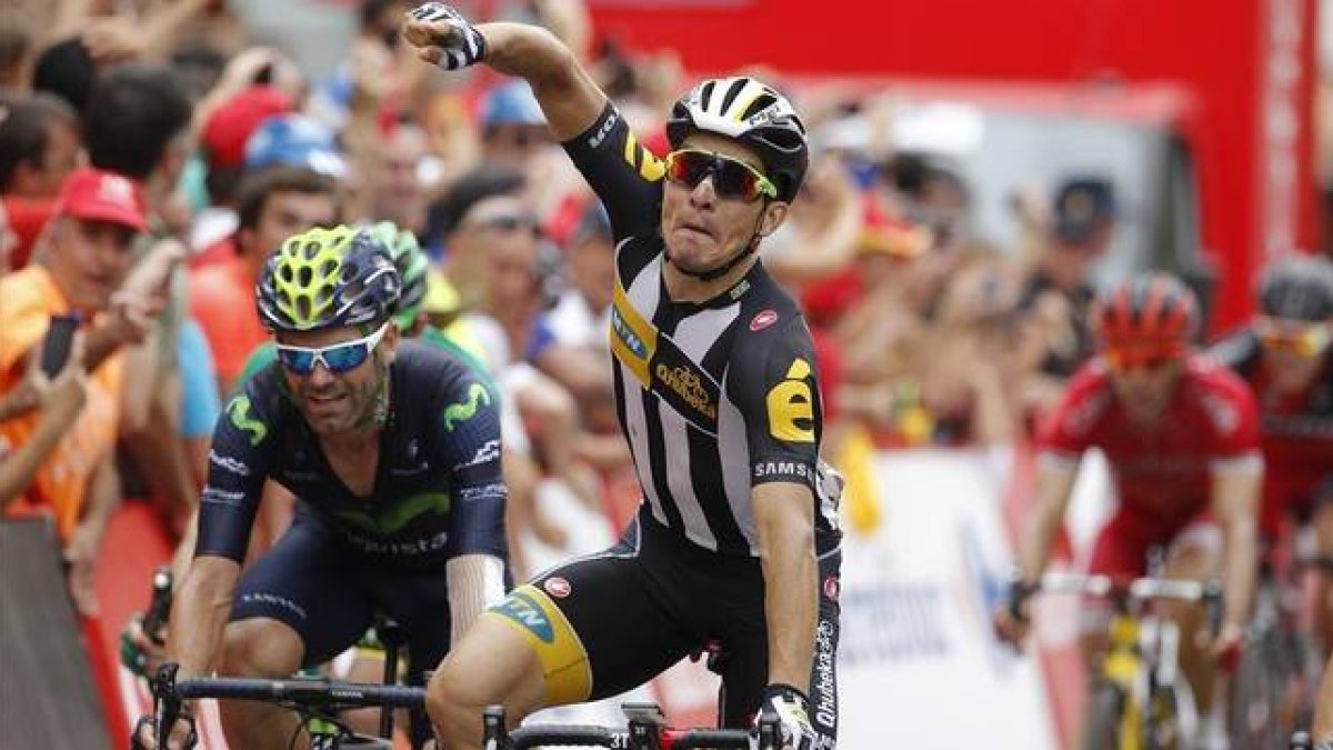 El ciclista Kristian Sbaragli celebra al cruzar la meta en la décima etapa de la Vuleta en Castellón