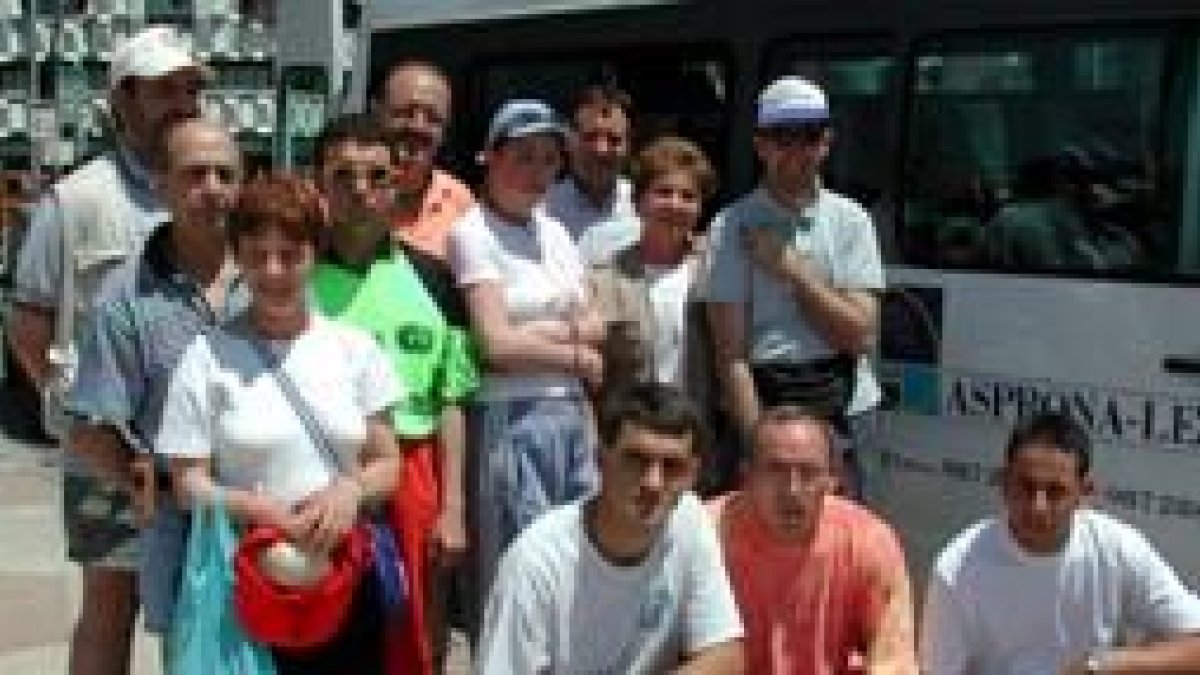 Grupo de Asprona de León antes de partir para Burgos, desde donde inician el Camino de Santiago