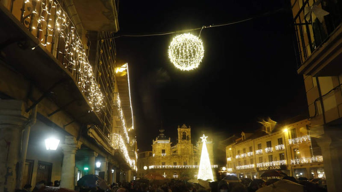 Iluminación de Astorga por Ferrero Rocher. DL