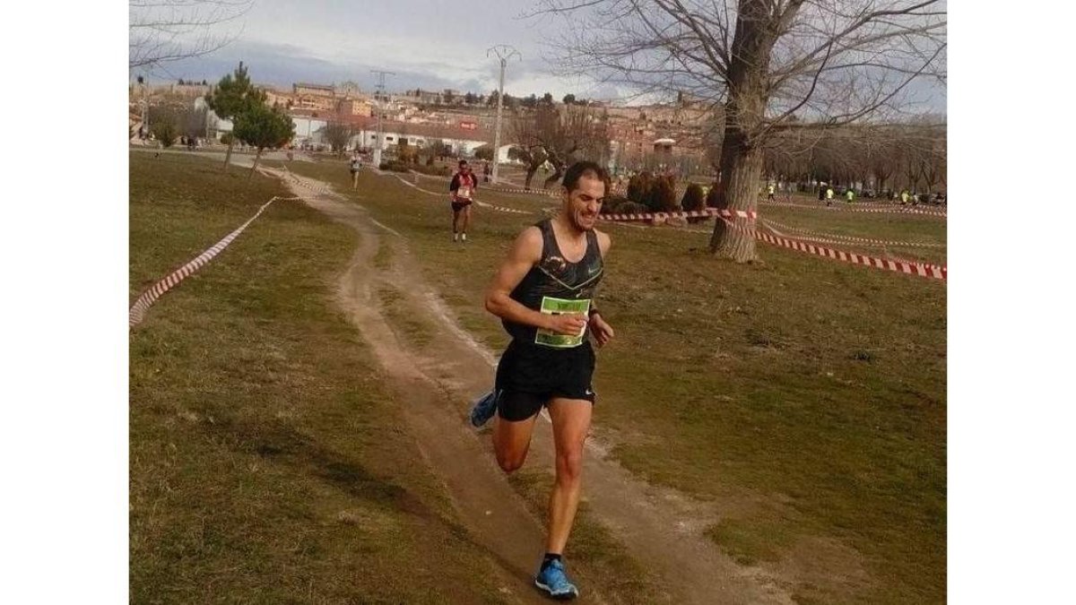 Álex Martínez transita en solitario en la segunda posición del Cross Internacional de Ávila.