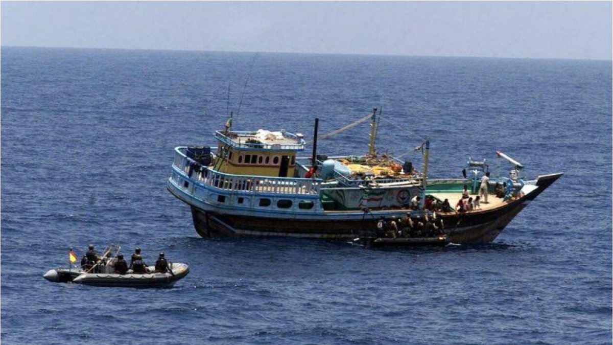 Lanchas de la fragata española 'Navarra' se aproximan a un pesquero iraní para auxiliarle tras un ataque pirata en aguas de Somalia, en el 2010.