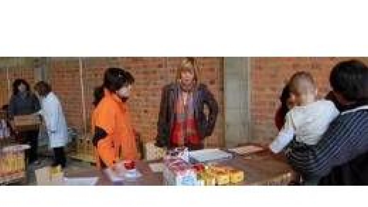 La concejala Concepción Rodríguez Carús, en un momento del reparto de alimentos
