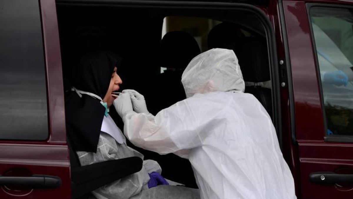Personal sanitario del Centro Periférico de Especialidades (Bola Azul) de Almería toma una muestra para el test rápido de Covid-19. CARLOS BARBA