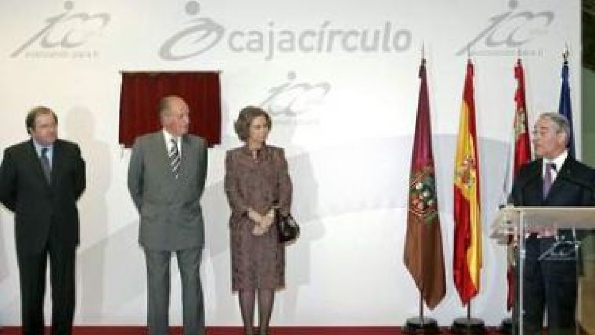 Fernández Santiago, Herrera, Don Juan Carlos, Doña Sofía y Vicente Orden, en el acto de imposición