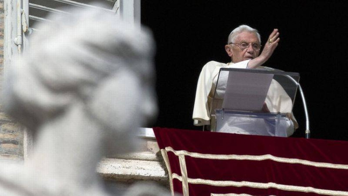 El papa Benedicto XVI durante su discurso del Angelus esta mañana en la plaza San Pedro del Vaticano.