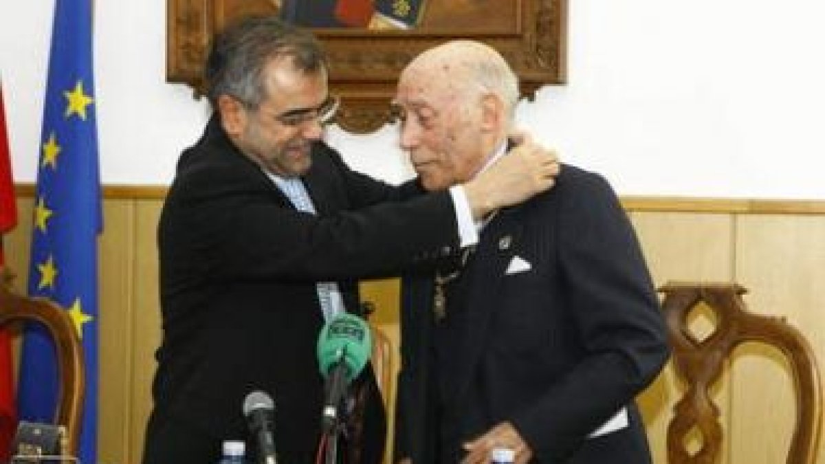 José Miguel Palazuelo impone la medalla de oro de la ciudad a Conrado Blanco.