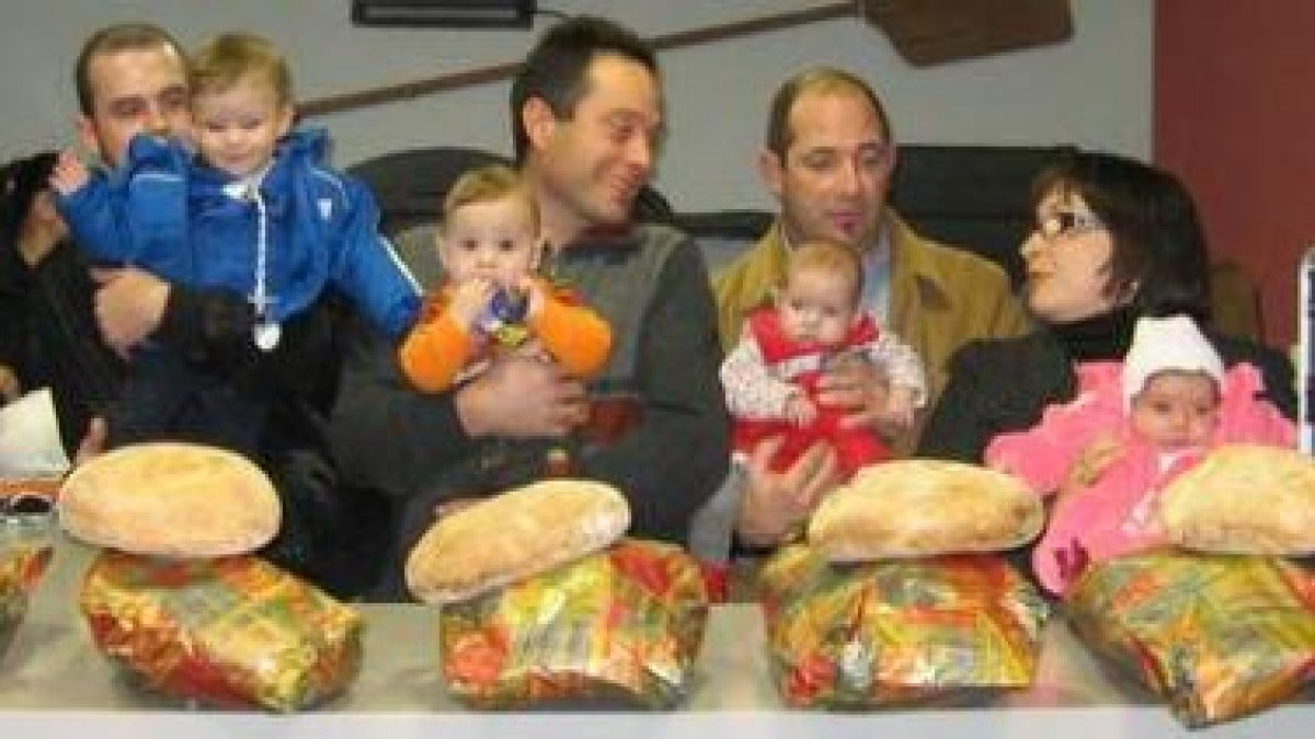 Cuatro de los seis bebés que ayer recibieron el jamón y el pan como incentivo a la natalidad.