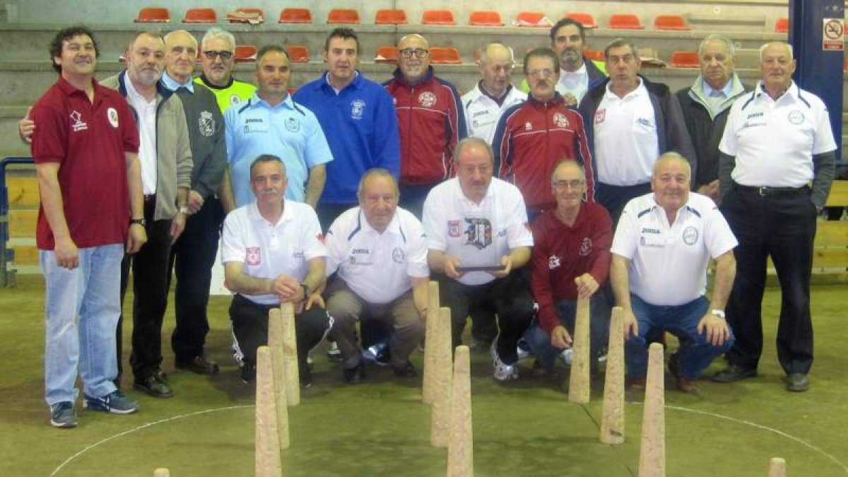 Imagen de familia de los participantes arropando al gran triunfador de la jornada, el jugador de Genicera