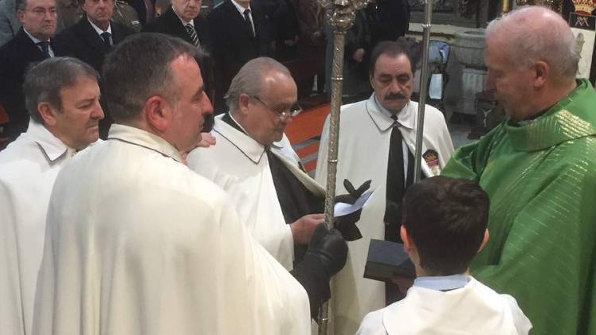 José Luis González el día de su toma de posesión como abad de Minerva, con parte de la junta. DL