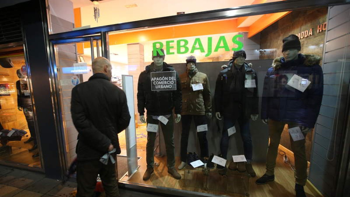 Uno de los escaparates sin luminosos que han dado forma a la protesta iniciada ayer.