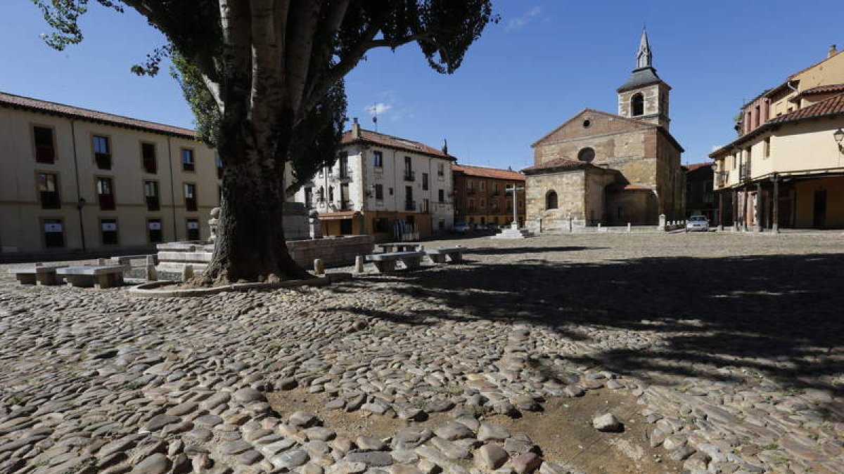 La plaza del Grano cuenta con varias zonas del empedrado central en las que ya no hay guijarros