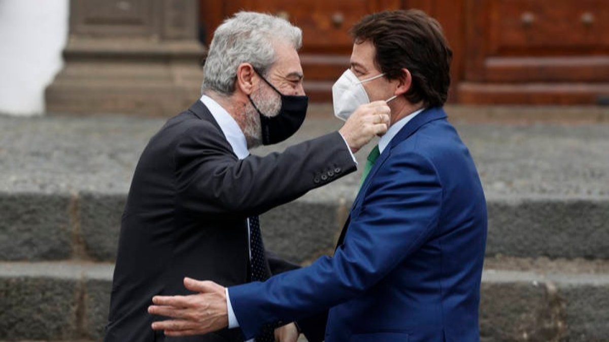 Mañueco saluda a Miguel Ángel Rodríguez, asesor de Ayuso, por las calles de Santa Cruz de La Palma. JUAN CARLOS HIDALGO