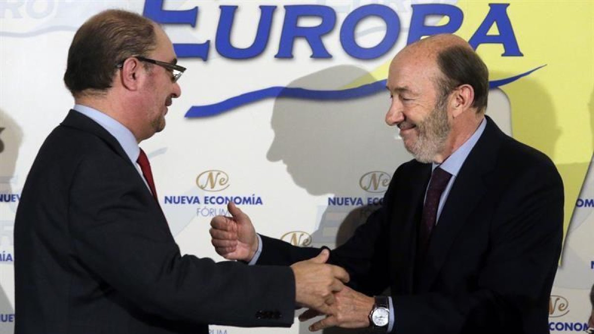 El presidente del Gobierno de Aragón, Javier Lambán (i), saluda al exsecretario general del PSOE Alfredo Pérez Rubalcaba antes de su participación en la tribuna Fórum Europa celebrada hoy en Madrid.