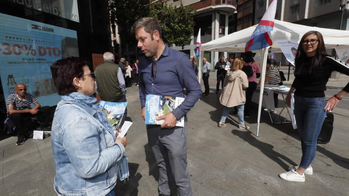 Iván Alonso, ayer conversando con una viandante. DL