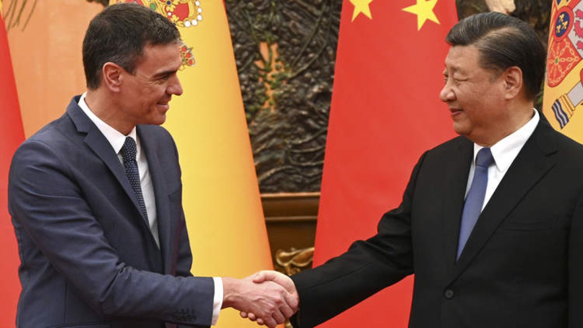 El presidente del Gobierno, Pedro Sánchez, junto al presidente Xi Jingpin. BORJA PUIG DE LA BELLACASA
