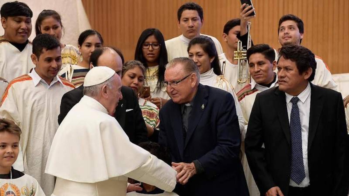 El papa Francisco saluda a Nicolás Castellanos. L’OBSERVATORE ROMANO
