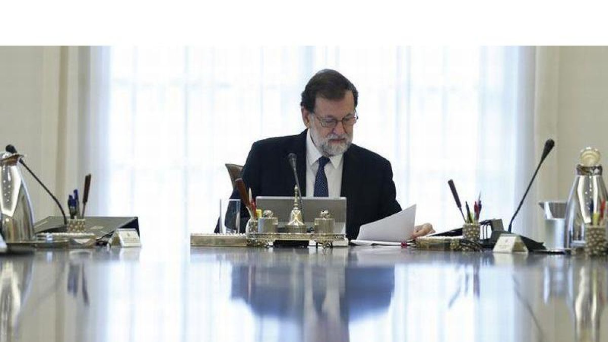 El jefe del Ejecutivo, Mariano Rajoy, preside la reunión extraordinaria del Consejo de Ministros en la que se aprobarán las medidas concretas en aplicación del artículo 155 de la Constitución para hacer frente a la actuación del presidente de la Generalit