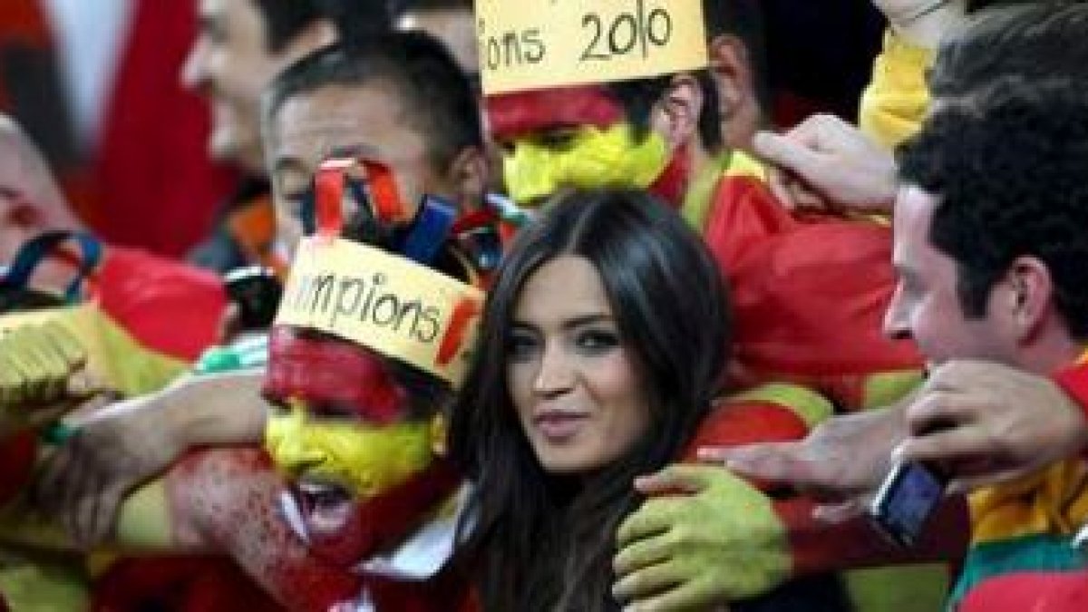 Sara Carbonero junto a un grupo de aficionados españoles en la final del Mundial.