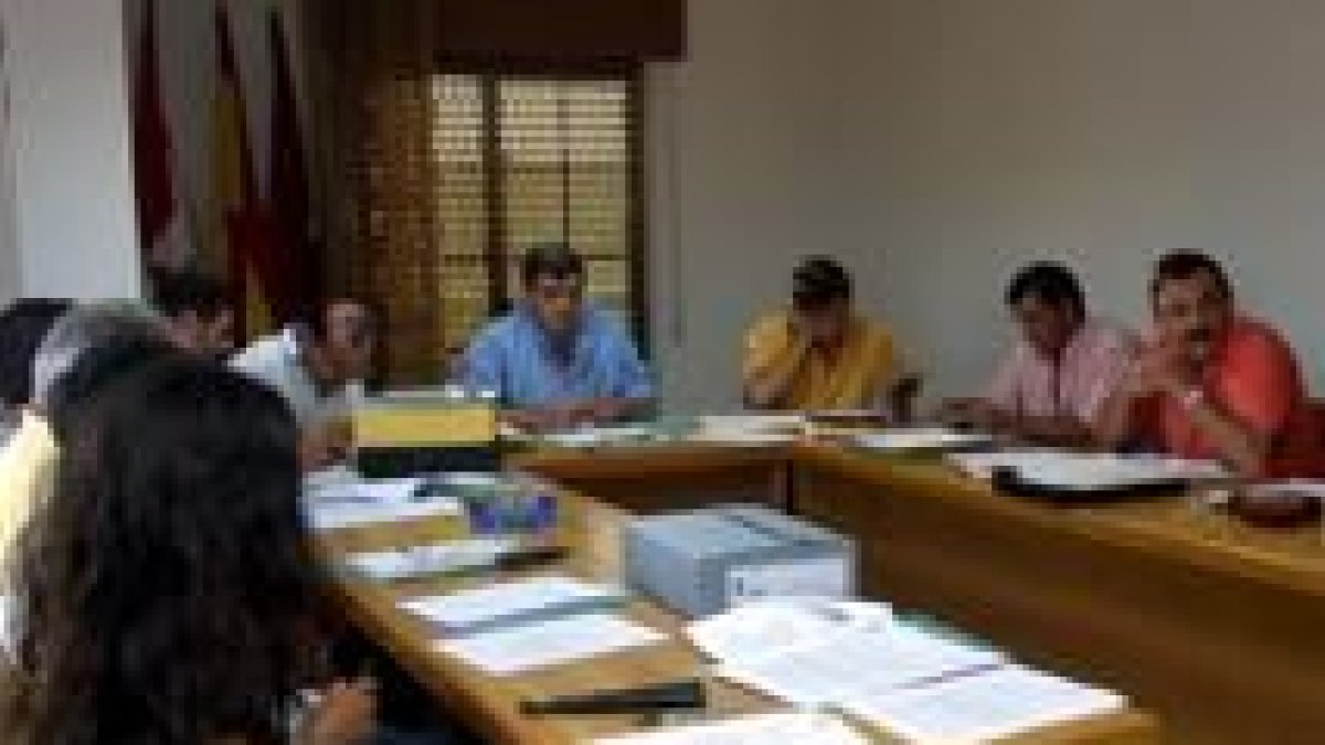 Imagen de archivo de una sesión plenaria del Ayuntamiento de Sariegos, de la anterior legislatura