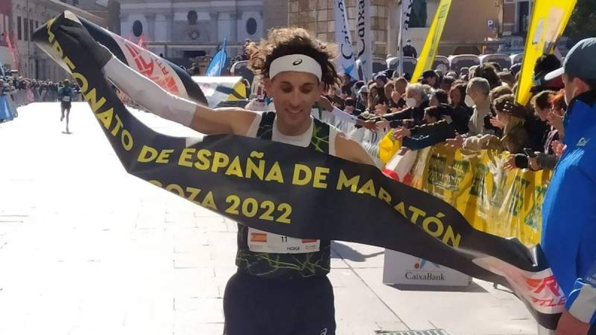 Jorge en el momento de cruzar la meta en Zaragoza que le reportó el título de campeón de España. RFEA