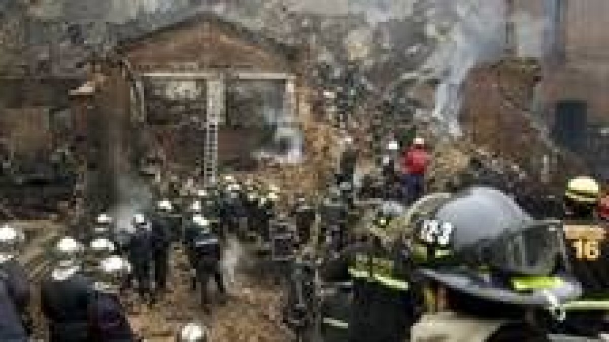Bomberos y equipos de rescate trabajaban ayer en la búsqueda de los desaparecidos