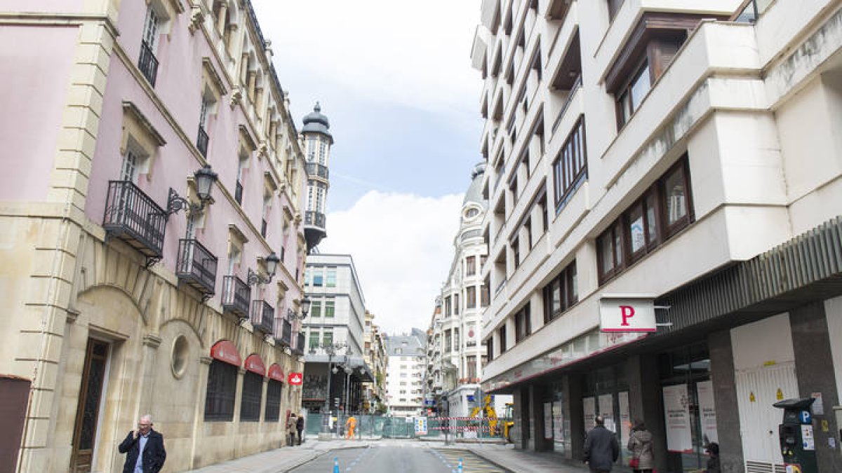 Calles Alfonso V y Gil y Carrasco cortadas al tráfico. F. Otero Perandones.