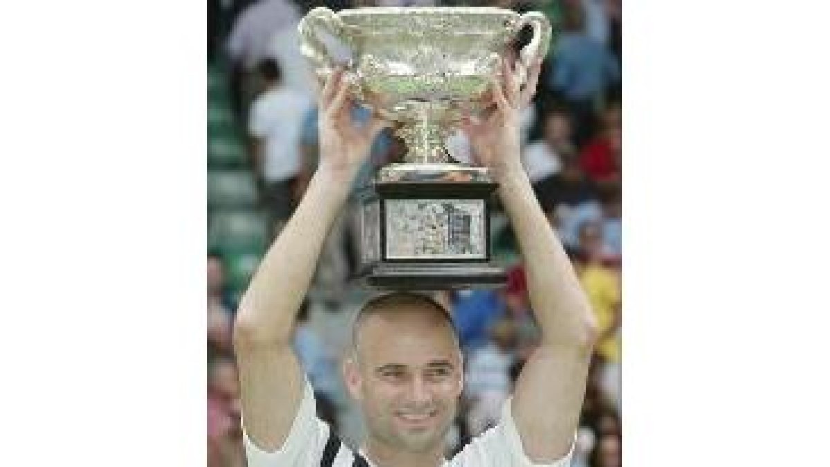 El germano Rainer Schuettler sólo aguantó poco más de una hora y cuarto en la pista a Agassi