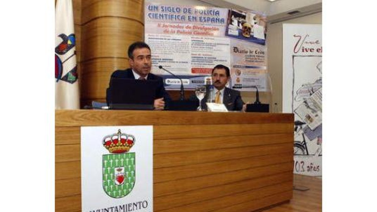 El comisario Antonio del Amo junto a Magaz, en la conferencia