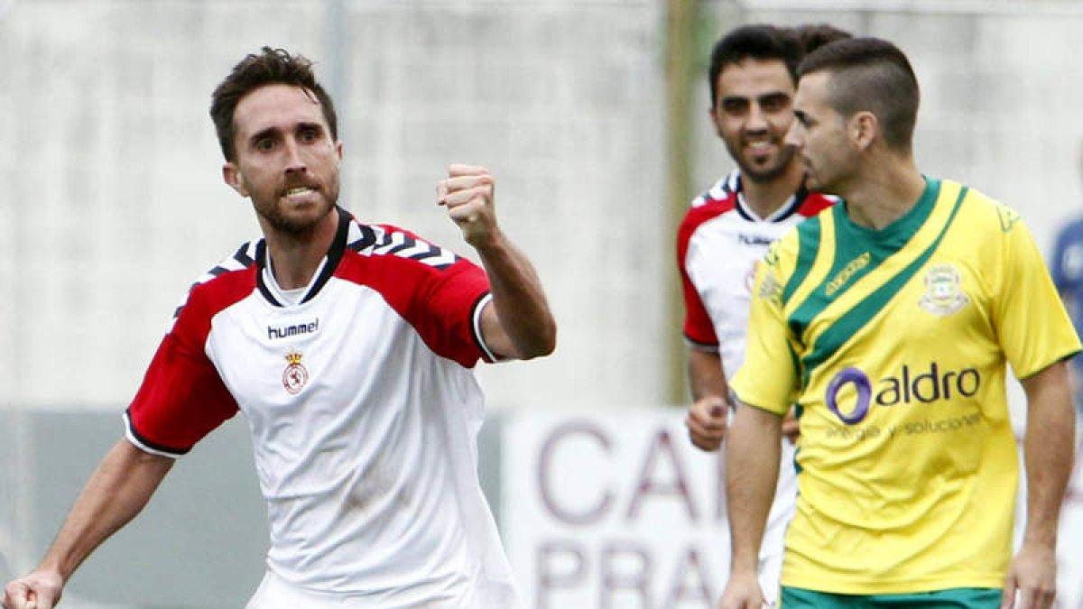 Rubén García celebra el gol del empate de la Cultural en Tanos con gesto de rabia.
