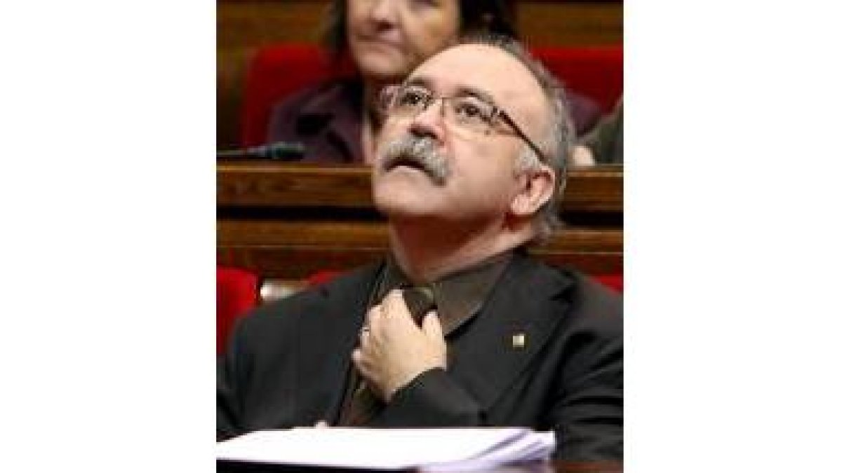 Carod Rovira mira el panel de las votaciones en el Parlament
