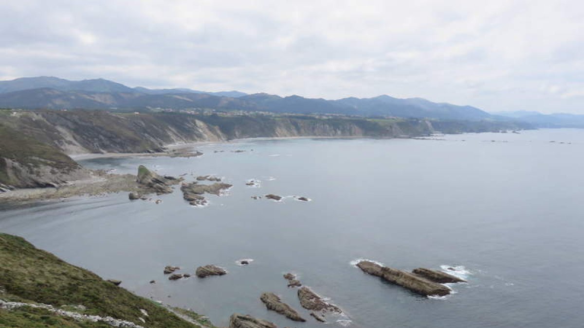 Al lado del faro varios senderos se asoman a tajos de vértigo. Muy cerca de este, la entrada a la iglesiona. Desde este observatorio natural la mirada se pierde, a izquierda y derecha, por el largo perfil de la costa. Abajo, Cuevas naturales convertidas e