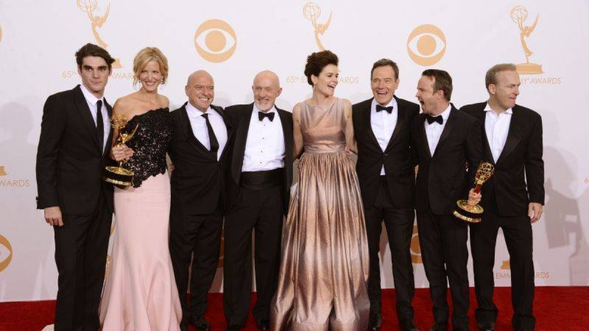 Los miembros de 'Breaking Bad' posan tras su victoria en los Emmy.