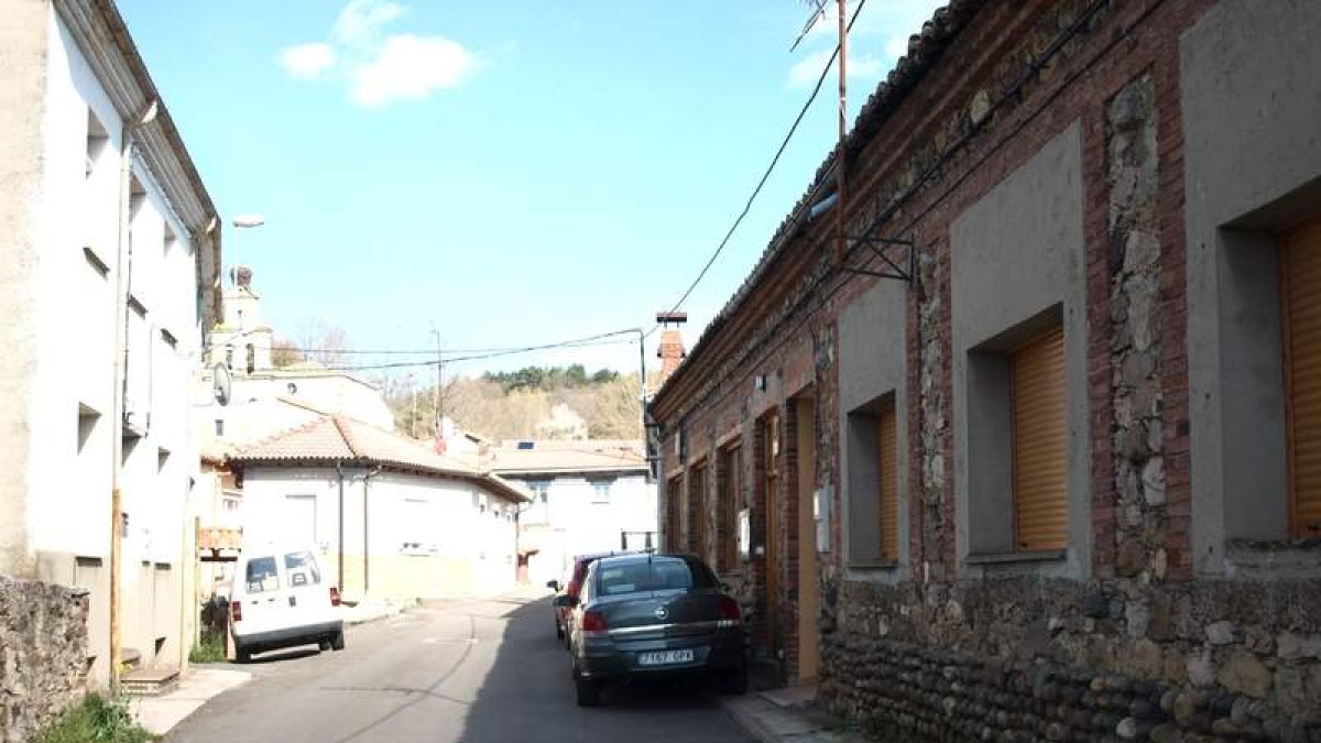 Calle en Sorriba del Esla donde se encuentra el edificio de las antiguas escuelas