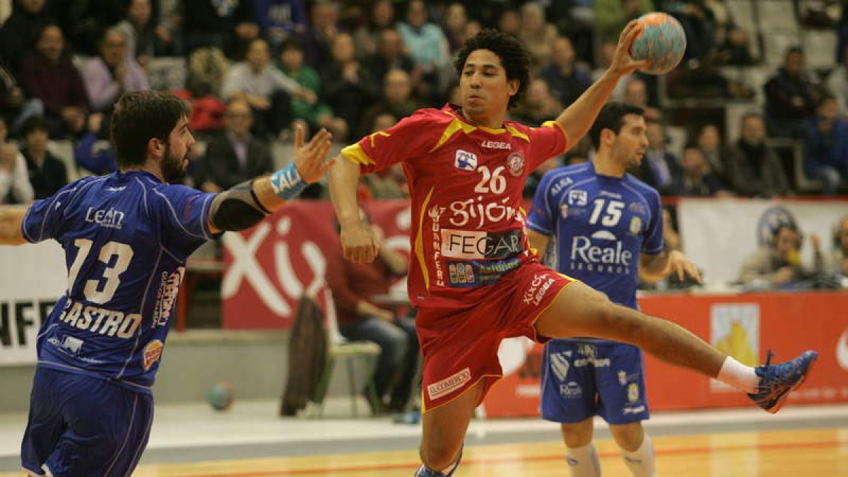 El Reale Ademar no supo frenar la segunda oleada del conjunto asturiano y sucumbió ante un Juanfersa Gijón que aprovechó mejor sus momentos de inspiración.