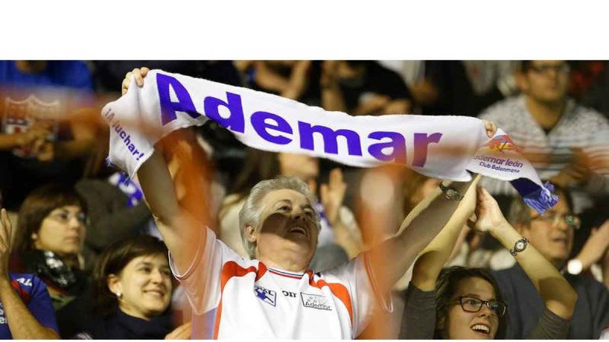 Partidos como el de ayer insuflan toda una descarga de conectividad de la grada con el Ademar. Y eso que se perdió, si se llega a haber ganado... sería la apoteosis.