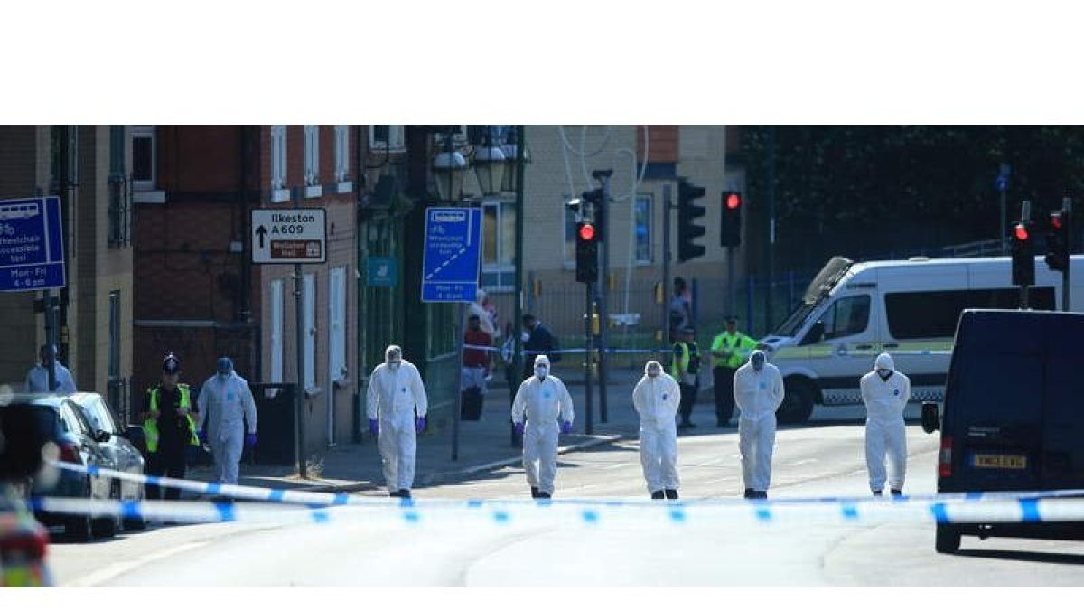 Oficiales forenses de la policía registran el área en Ilkeston Road en Nottingham. LINDSEY PARNABY