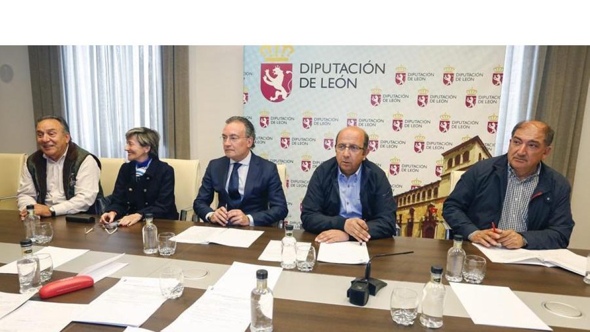 Representantes del Consorcio del Aeropuerto de León durante la asamblea que ha tenido lugar en la Diputación provincial.