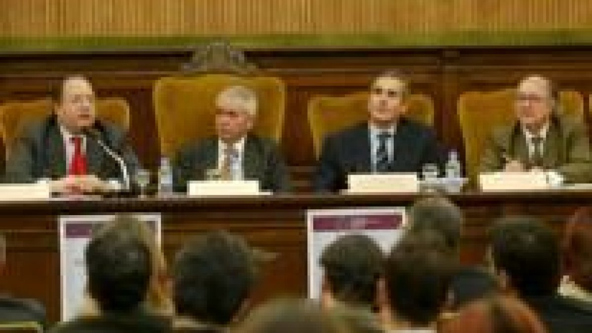 Eduardo Fernández García, primero por la izda., en un momento de su intervención en las jornadas