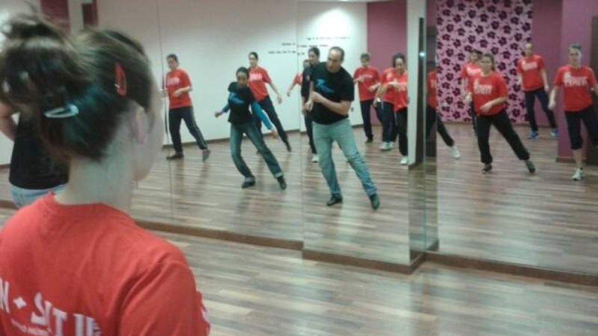 Las jugadoras del Cleba en acción en la academia de baile.